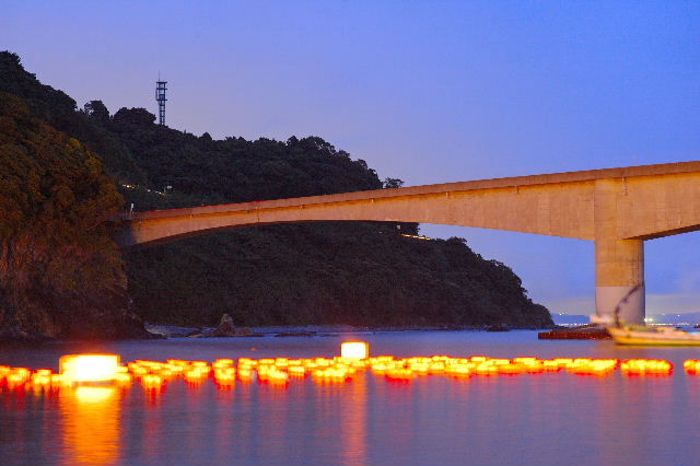 岩海岸夏祭り灯籠流し